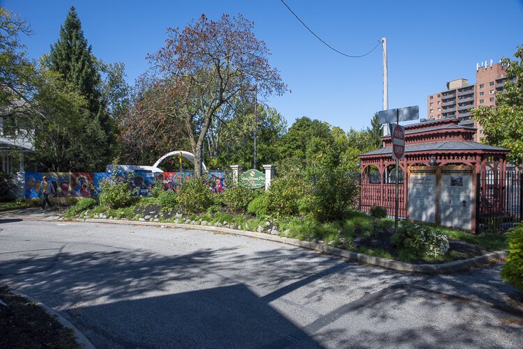 <span class="content-image-text">The Block Club installed a gazebo in Amos Norwood Park at the northern end of E. 128th St in 2006</span>