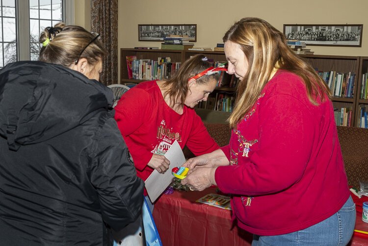 Mothers of Preschoolers (MOPS) volunteers at the West Park United Church of Christ (UCC) food pantry
