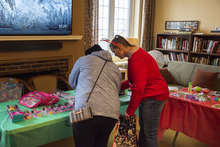 Mothers of Preschoolers (MOPS) volunteers at the West Park United Church of Christ (UCC) food pantry for the Christmas drive