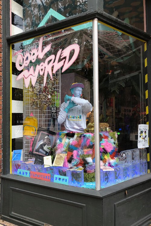 <span class="content-image-text">The Cool World shop</span>