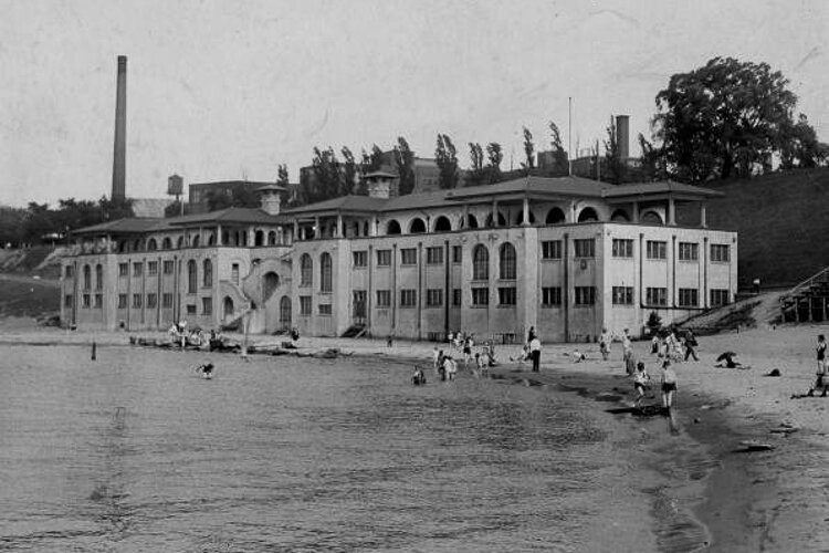 <span class="content-image-text">Edgewater Park Bathhouse, 1927</span>