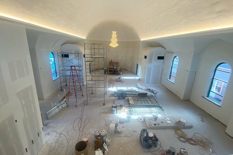 The new 9.000 square foot event center will include the first-floor ballroom with an eight-foot Swarovski crystal chandelier, a 27-foot quartz bar, and an open floor plan.