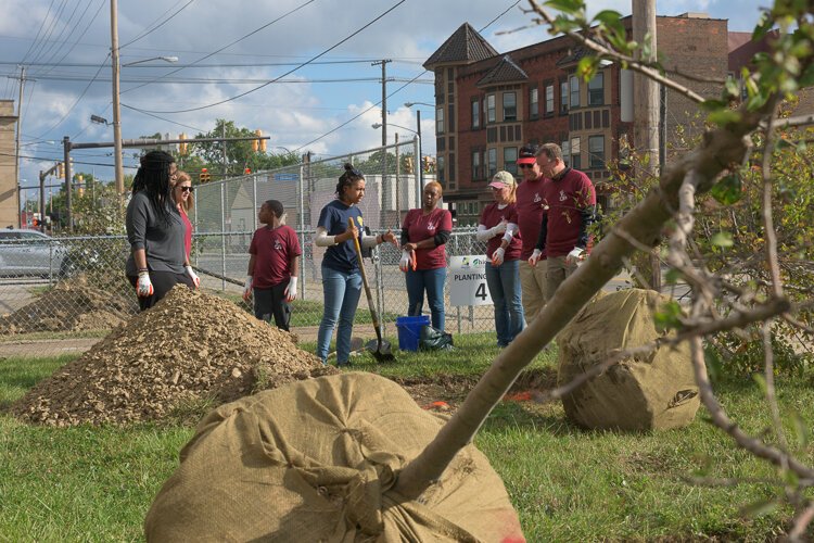 <span class="content-image-text">Project UP Community Planting Day – Boise Paper and Avery Dennison partnering with the Arbor Day Foundation to revitalize the Breakthrough School grounds and plant 30 trees and shrubs</span>