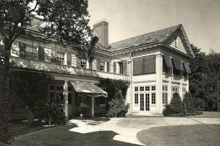 <span class="content-image-text">Frances Payne Bolton’s Lyndhurst home, Franchester, a colonial revival house on 110 acres with construction begining in 1914 and completed in 1917.</span>