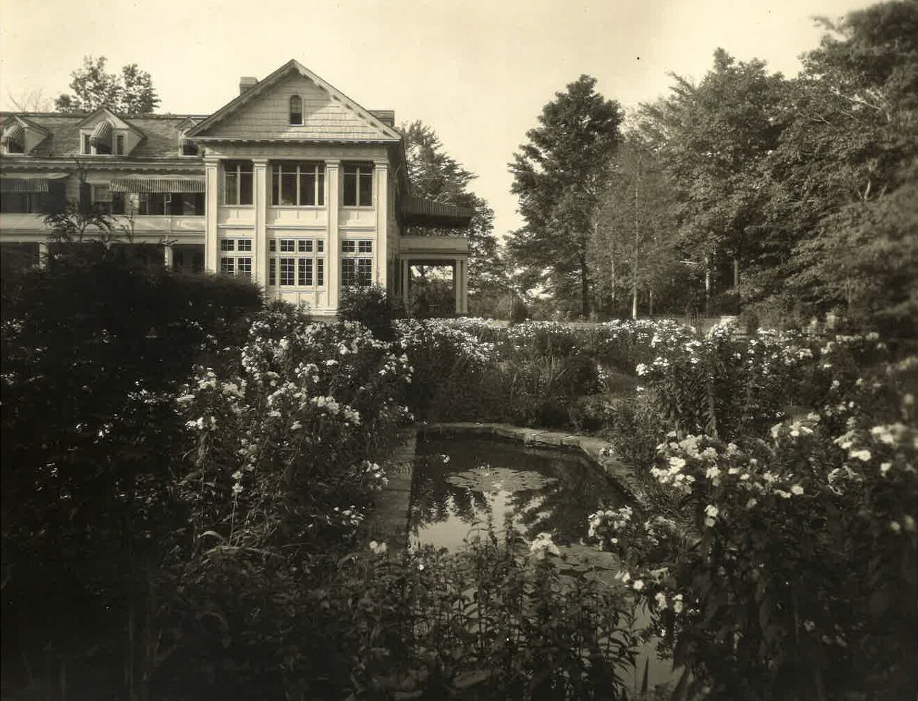 Frances Payne Bolton’s Lyndhurst home, Franchester, a colonial revival house on 110 acres with construction begining in 1914 and completed in 1917.