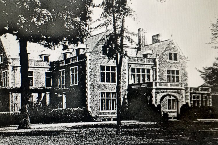 <span class="content-image-text">Hanna Mansion boasts a roofed structure extending from the entrance of a building over an adjacent driveway with a ceiling installed by R. Guastavino Co. in 1909.</span>