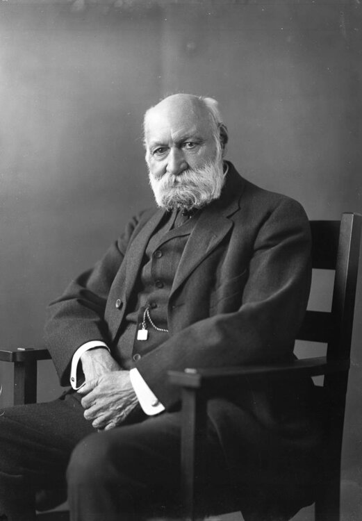 Edmondson photo of H. S. Davis from a collection formal portraits of wealthy Clevelanders, primarily taken in the first two decades of the twentieth century.