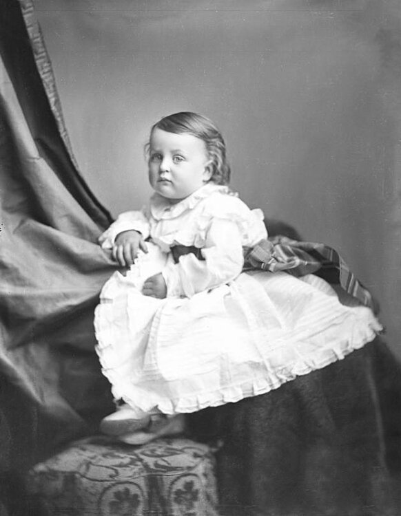 Edmondson photo of Louis Ford from a collection formal portraits of wealthy Clevelanders, primarily taken in the first two decades of the twentieth century.