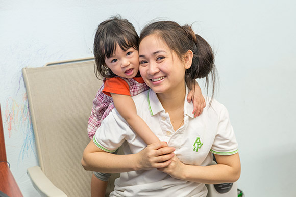 Kyawswar Oo 's wife Naki Kleinn Nan and daughter Zoey Nan Oo