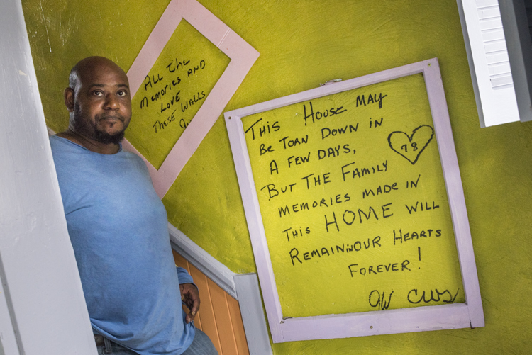 Chester Hopkins-Bey of  Visit Arts Collective and the note left by the residents who grew up in the house