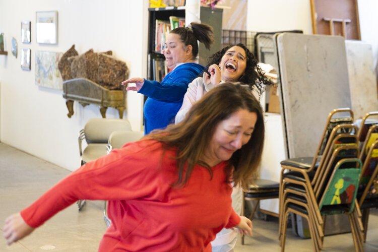 A recent rehearsal for “Divorciadas, Evangelicas y Vegetarianas” at Art House.