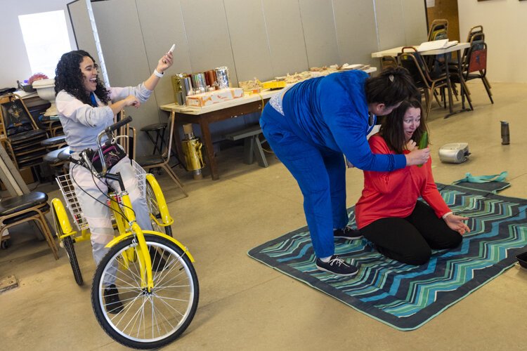 A recent rehearsal for “Divorciadas, Evangelicas y Vegetarianas” at Art House.