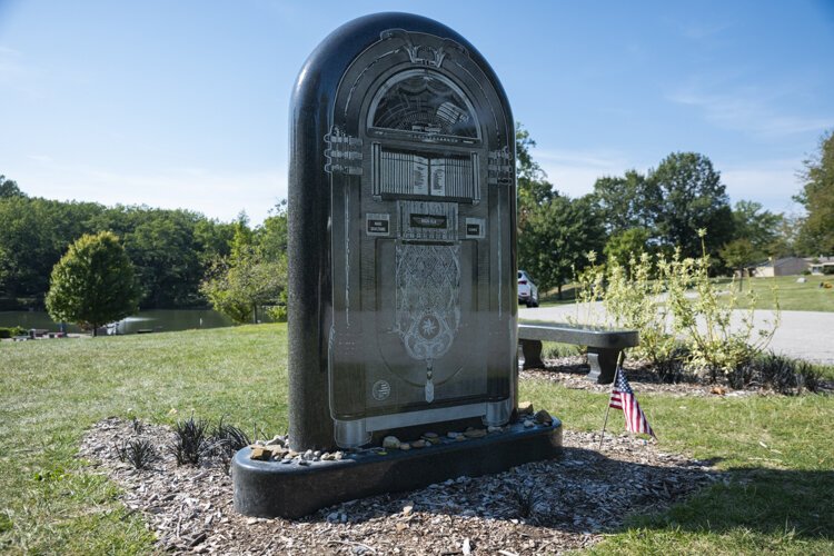 Alan Freed jukebox headstone at Lake View Cemetery.