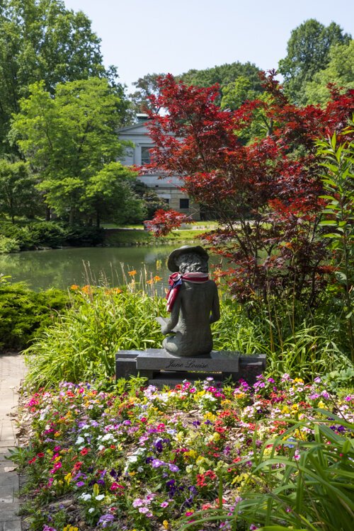 <span class="content-image-text">Wade Chapel pond area at Lake View Cemetery.</span>