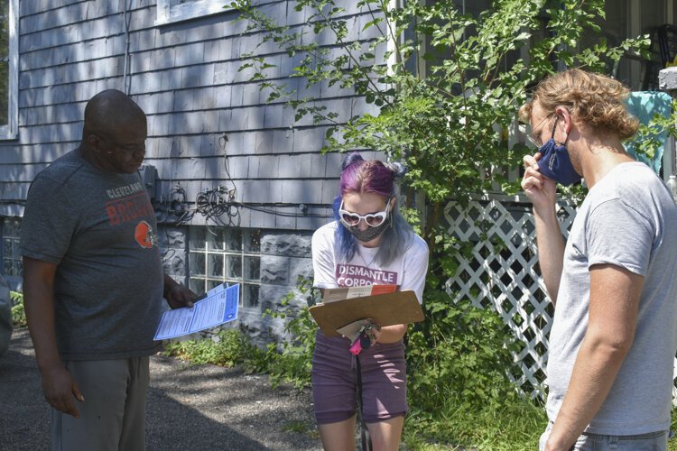 <span class="content-image-text">Cleveland DSA members Anna Powaski and Chad Falatic talk to Cleveland resident Frank Hawkins about the home he was renting and the problems he was having with his landlord back in August.</span>