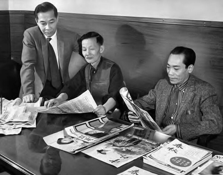<span class="content-image-text">Men at On Leong Tong reading room in 1959.</span>