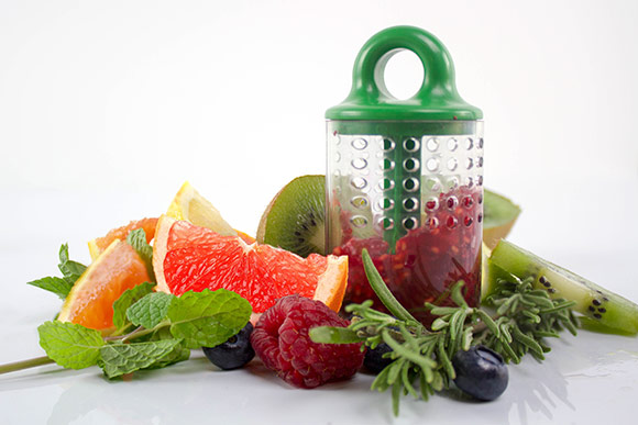 The Splash Infuser easily infuses water or cocktails with fresh fruit and herbs