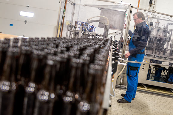Brewmaster and co-founder Andy Tveekrem overseeing the bottling process on the first day of production