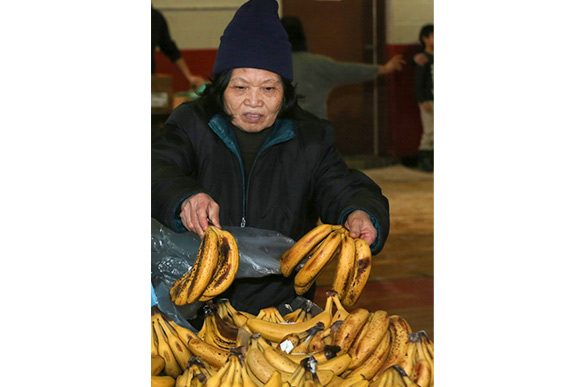 Produce distribution at the Food Bank