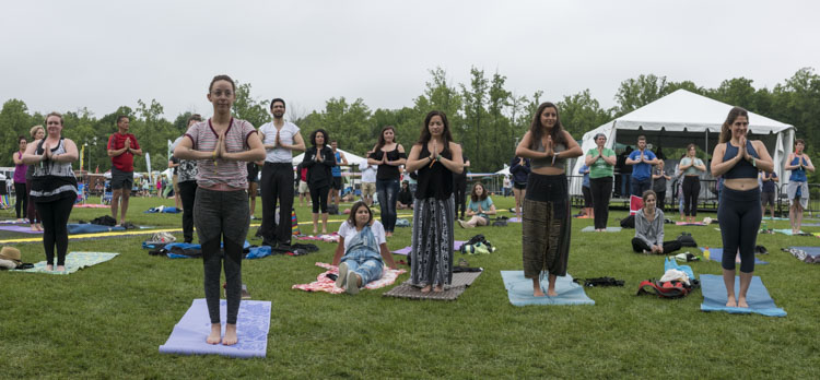 LaureLive Sunday morning Yoga with Magic Giant