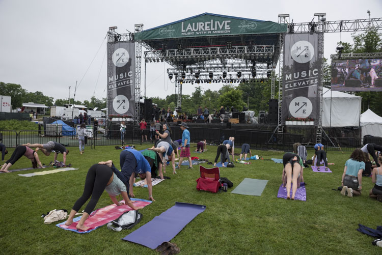 LaureLive Sunday morning Yoga with Magic Giant