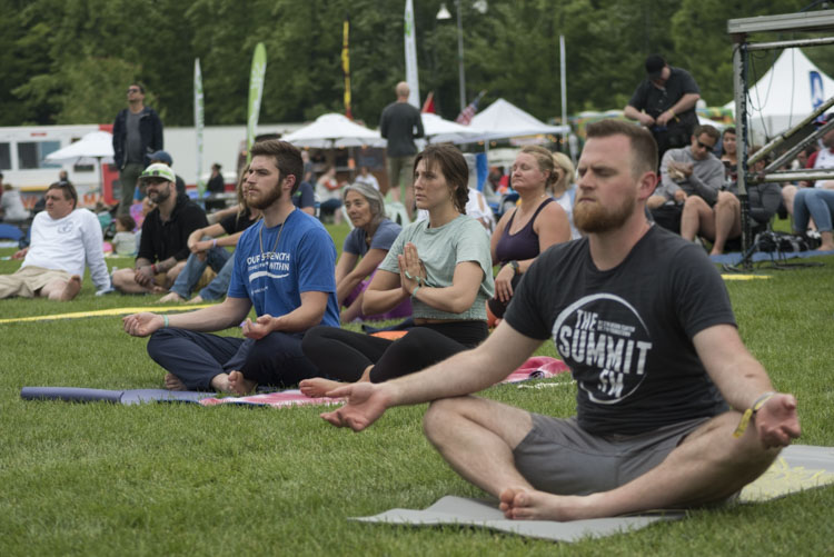 LaureLive Sunday morning Yoga with Magic Giant