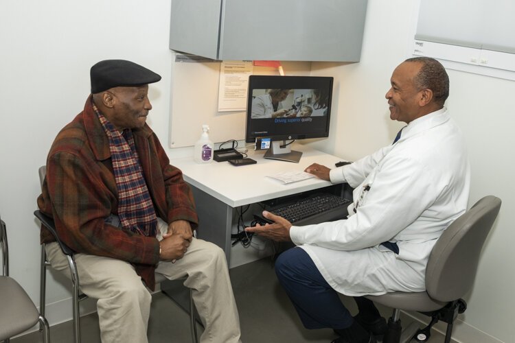 <span class="content-image-text">Dr. Charles Modlin talks with a patient at the Minority Men’s Health Center at the Cleveland Clinic.</span>