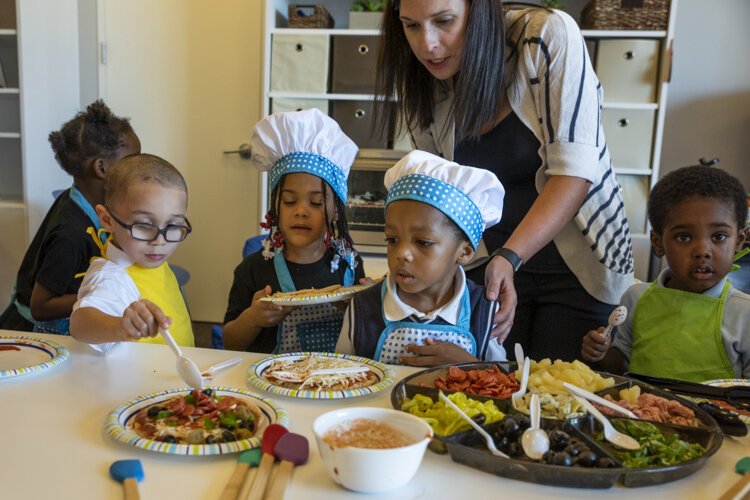 <span class="content-image-text">Susan Blasko facilitates a Kids in the Kitchen session</span>