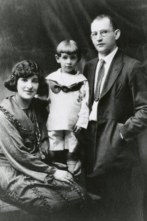 <span class="content-image-text">Leonard Bernstein with his parents, Jennie and Samuel Bernstein, c. 1921</span>