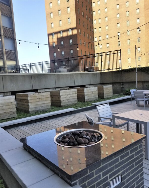 <span class="content-image-text">Courtyard at the Luckman apartments</span>