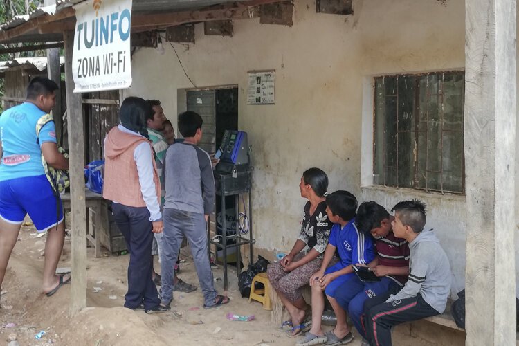 Kids using TUINFO Internet in Bolivia.