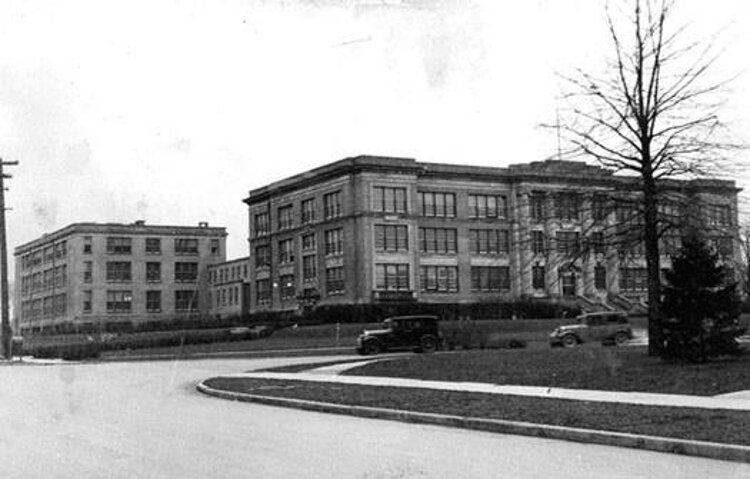 Lakewood High School at the southwest corner of Franklin Blvd. and Bunts Rd. in 1932.