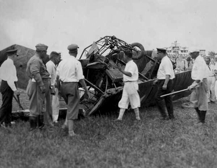 <span class="content-image-text">Aircraft accident at the 1932 Cleveland National Air Races</span>