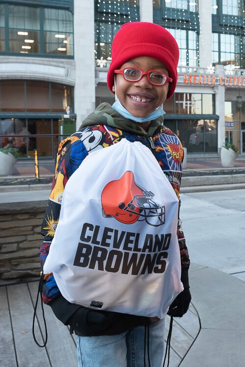 Garrett helped kids fill Browns-sponsored tote bags with hats and gloves, notebooks, pens, and pencils, which they got to take home.
