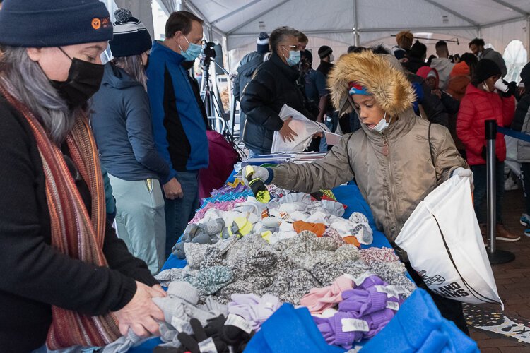 United Way of Greater Cleveland’s ambassador, Cleveland Browns’ All-Pro defensive end Myles Garrett, hosted the Home for the Holidays community event in Downtown Cleveland.