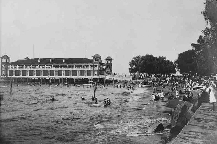 The Gordon Park beach and bathhouse are pictured around 1900.