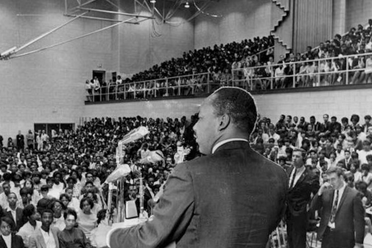 Dr. King gives speech at Glenville High School in 1967