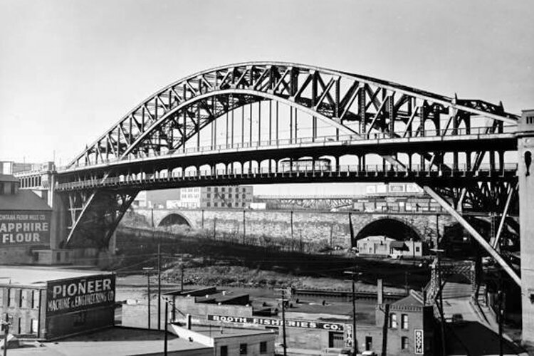 <span class="content-image-text">Detroit - Superior Bridge, shows streetcar travelling across lower deck.</span>