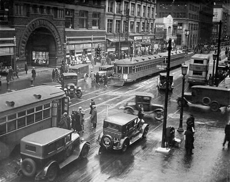 <span class="content-image-text">View of Euclid Avenue showing The Arcade entrance at upper left in 1928</span>