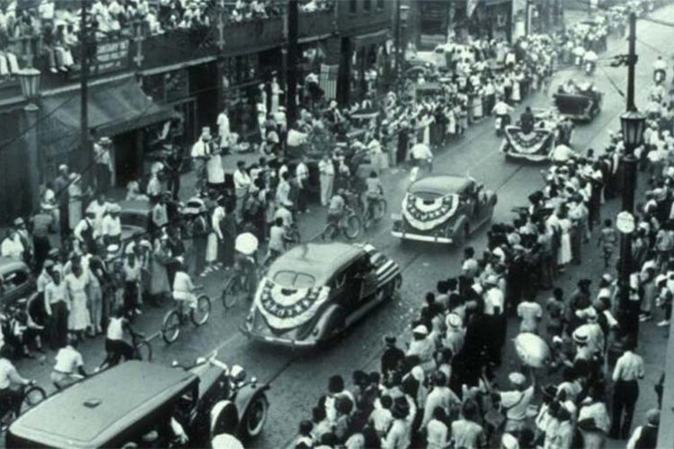 Jesse Owens' victory parade driving through Central Avenue, 1936