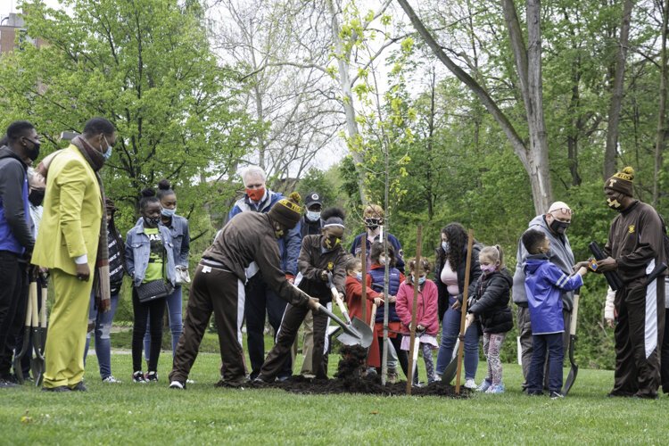 Jesse Owens oak tree planting in Rockefeller Park