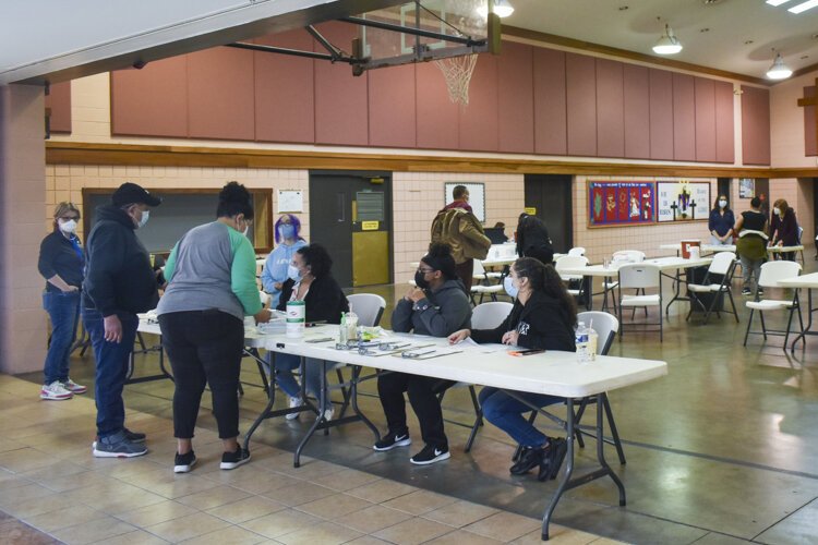 <span class="content-image-text">Mariano Collazo asks some questions about the vaccine to Jessica Centeno and Jennifer Sobrowski from Neighborhood Family Practice.</span>