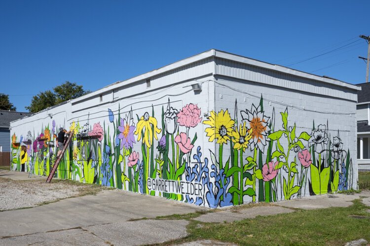 <span class="content-image-text">Bridge Blooms mural by artist Garrett Weier</span>