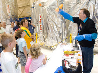 Bryan Palaszewski, a rocket scientist, demonstrates propulsion to a crowd of visitors at Glenn’s 2008 open house