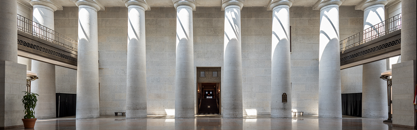 Pillars in the great hall at the Ohio Statehouse